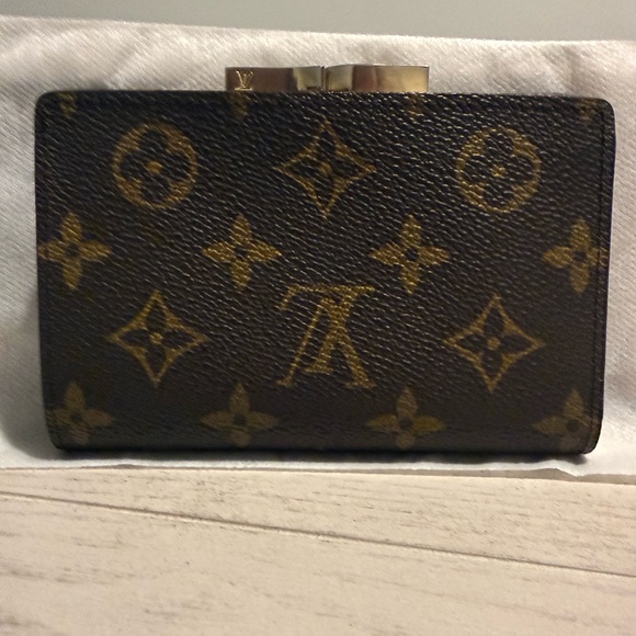 Louis Vuitton Monogram Kisslock Compact Wallet - Picture 2 of 16